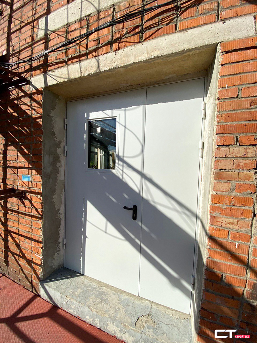 Дверь двупольная металлическая с накладкой из нержавеющей стали и остеклением 300х400 Дверь двупольная металлическая с накладкой из нержавеющей стали и остеклением 300х400